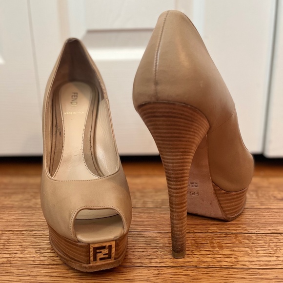 Fendi Fendista pump in beige - Picture 1 of 7
